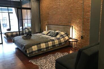 تختخواب و صبحانه Signature Coffee & Bed