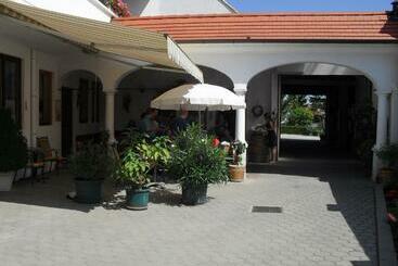 פנסיון Andreashof Mörbisch