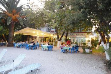 בית מלון כפרי Avra Beach