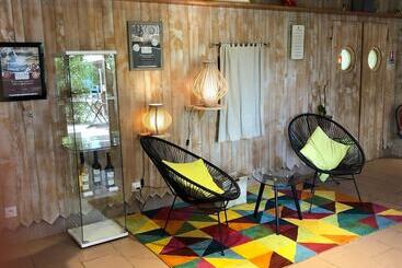 ホテル Logis L'auberge De Larressingle