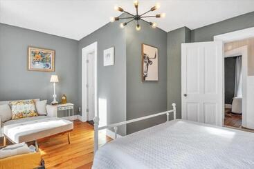 آپارتمانهای توریستها Deck & Modern Amenities! Hollyhock Hideaway