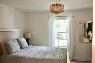 דירות לתיירים Luxury In Eastover... Close To Everything!