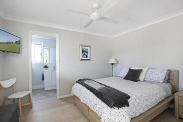 דירות לתיירים Camellia Cottage