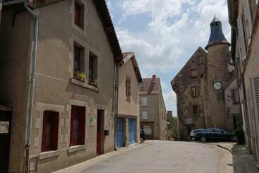 דירות לתיירים Maison Médiévale En Berry Avec Cour Privative Et Tout Inclus   Fr 1 591 643