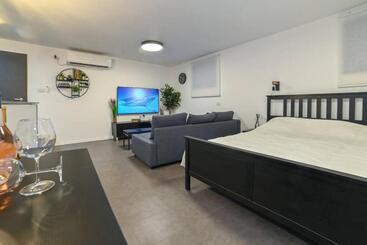 דירות לתיירים לופט הגליל  דירת סטודיו במרכז העיר טבריה