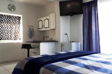 Пансион 13th Avenue Guesthouse Benoni