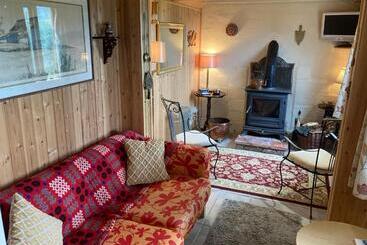 Жильё для туристов The Gin Palace With Cozy Logburner