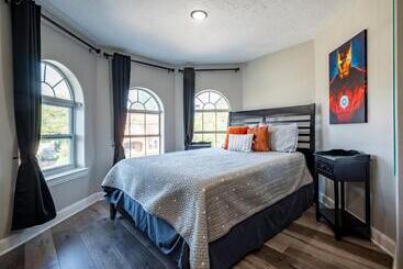 آپارتمان‌های توریست‌ها 5br Home Sleeps 16 Downtown/pet Friendly/ev Charger