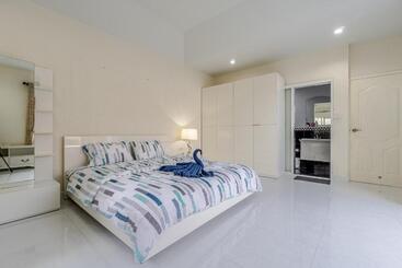 آپارتمان‌های توریست‌ها Peacock Pool Villa