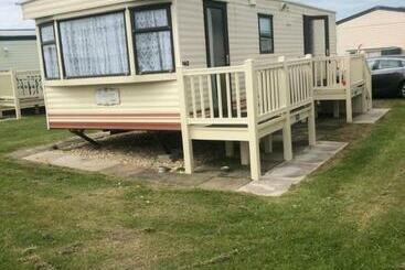 شقق خاصة سياحية A4 The Chase 6 Berth Pet Friendly Caravan With Decking