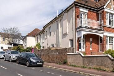 관광객 아파트 Bright And Beautiful City Cottage With Courtyard