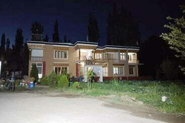 פנסיון La Tsas Guest House