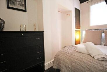 דירות לתיירים In The Heart Of Chester, Historical & Stylish