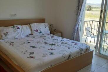 آپارتمانهای توریستها Beautiful 2 Bed House In Mandria Paphos