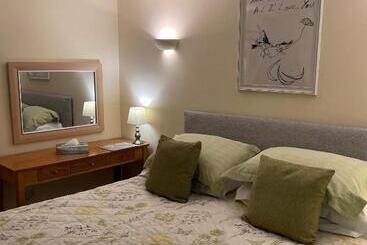 ツーリストアパートメント Ground Floor Garden Cottage, Near Stonehenge