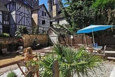 آپارتمانهای توریستها La Marmotte De La Cathédrale   Calme   Jardin