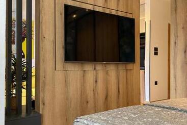 آپارتمان‌های توریست‌ها Tesla 8 Apartment