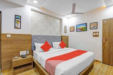 Отель Oyo 85289  Raffles