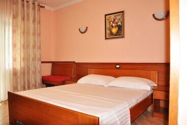 בית מלון כפרי Lugano Tirana