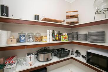 דירות לתיירים Waterlily House   Luxury Canal House, Jetty, Dog & Child Friendly   Sleeps 14