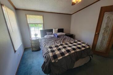 ツーリストアパートメント Camp Not Found   3 Queen Bedrooms By The Lake