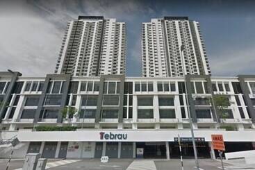 בית מלון כפרי Oyo 90400 One Tebrau Homestay