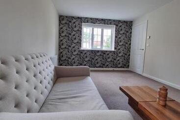דירות לתיירים The Silverstone House. Comfort, Convenience And No Hassle At The Doorstep Of Silverstone Race Circui