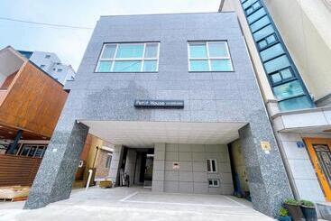 דירות לתיירים Petit House