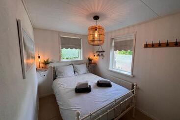 آپارتمانهای توریستها Free Standing Vacation House Garden, Private Jacuzzi, Veluwe Woods