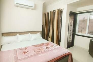 Hotel Shree Chandram   10min Walking Distance To श्रीnathji Temple
