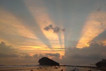 פנסיון Harry S Ocean House Watukarung Homestay