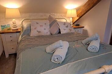 Жильё для туристов Idlewild Animal Sanctuary Farmhouse Stay   Charity