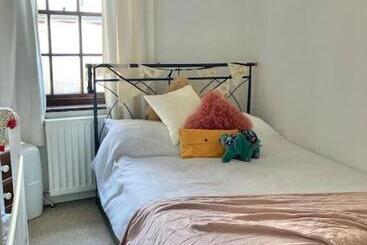 شقق خاصة سياحية Charming Cottage, Central Taunton