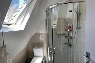 هتل آپارتمان Petticoat Accommodations