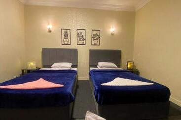 تختخواب و صبحانه Seven Pyramids View Inn