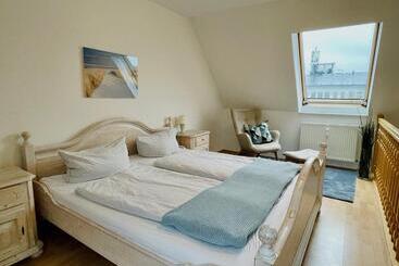 ツーリストアパートメント Ferienwohnung Im Alten Postamt In Binz