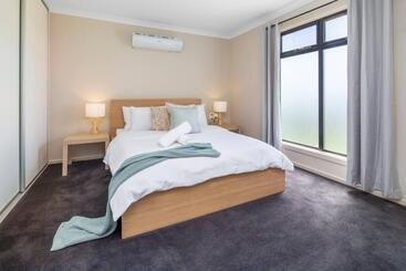 游客公寓 Oriana Grande  5 Bdrm Sleeps 14 Beach View Wifi