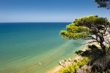 בקתות Spiaggia Lunga Camping