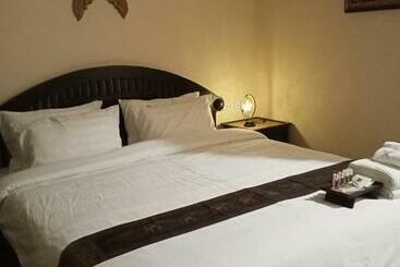 Bed and Breakfast เฮือนสายน้ำผึ้ง