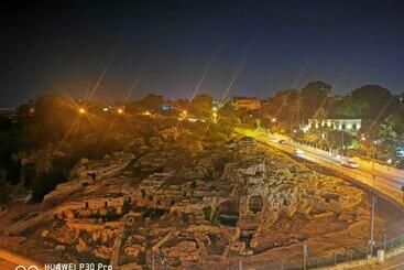 تختخواب و صبحانه L Arena