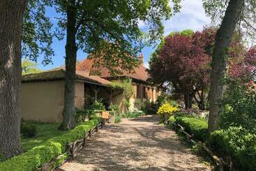 민박 Les Jardins Des Soussilanges