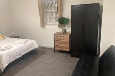 ツーリストアパートメント Lancing Apartments   Spacious 2 Bed   Sleeps 6   Burnham Village