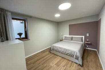 דירות לתיירים Pinestreet Apartment