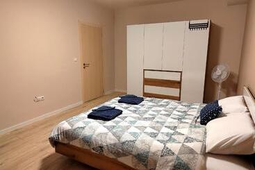 Жильё для туристов Apartment With Private Yard And Bbq