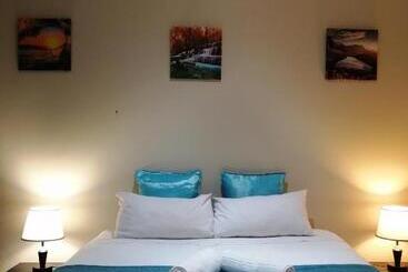 דירות לתיירים Beautiful & Serene Airbnb House