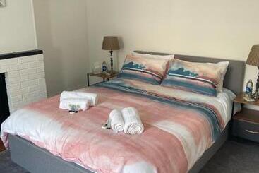 ツーリストアパートメント 2 Bedroom Apartment Ground Floor Eastbourne Town Centre