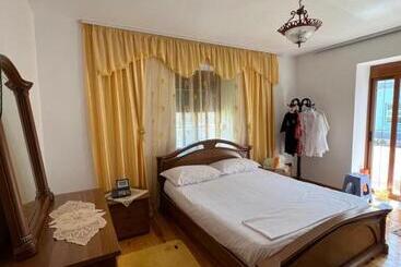 ツーリストアパートメント Home In City Center