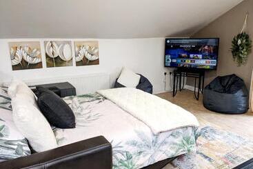 דירות לתיירים Forest View Impeccable Two Bedroom House