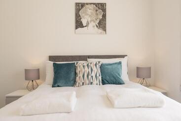 آپارتمانهای توریستها Highfield House   1 Bed Sleeps 2 Tjs20hh