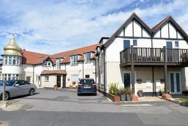 ツーリストアパートメント 4thedome  Luxury Ground Floor Apartment By The Sea